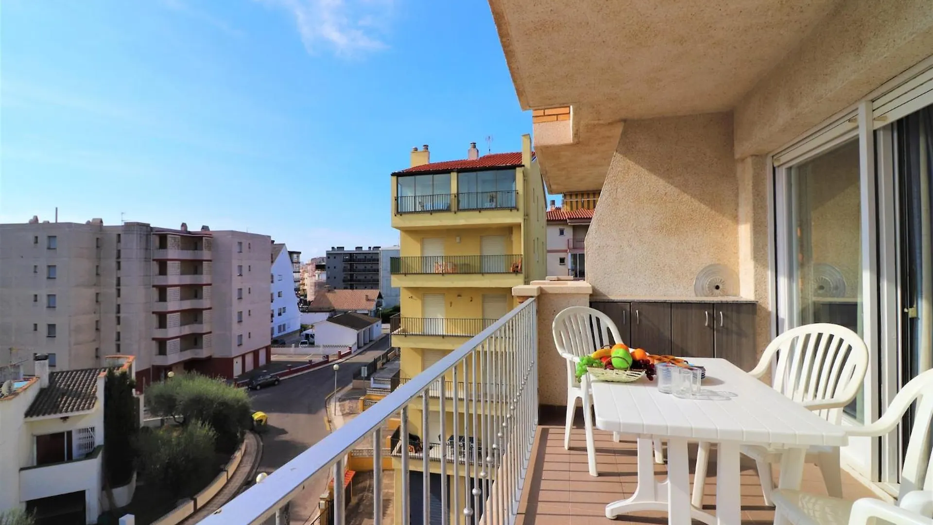 Apartment With View Roses